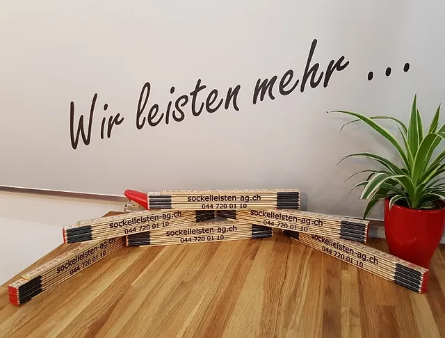 Ein Holztisch mit einem Schild, auf dem steht: 